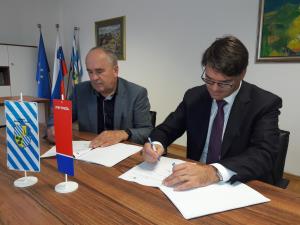 Stanislav Šket in mag. Janez Grošelj med podpisom pogodbe. 